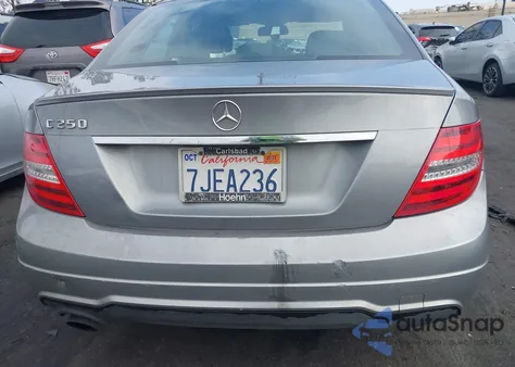 2012 Mercedes-Benz C 250 Sport z USA, uszkodzony, nr VIN WDDGF4HB9CA604970